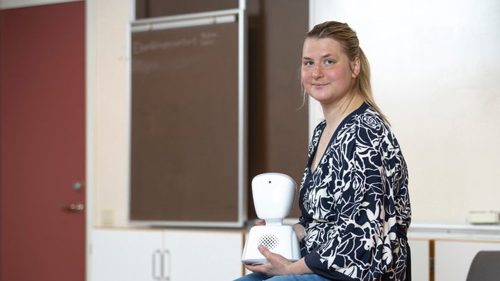 STUGUN 20210210Porträttfotografering med Malin Rimmö, rektor på Hansåkersskolan i Stugun tillsammans med roboten AV1.Foto: Per Danielsson/Projekt.P