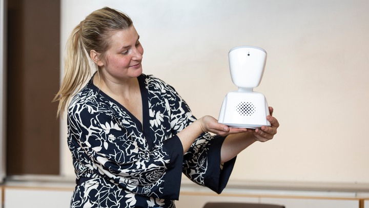 STUGUN 20210210Porträttfotografering med Malin Rimmö, rektor på Hansåkersskolan i Stugun tillsammans med roboten AV1.Foto: Per Danielsson/Projekt.P