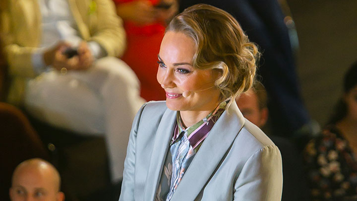 konferencier Carina Berg på Barncancergalan - Det svenska hurmorpriset