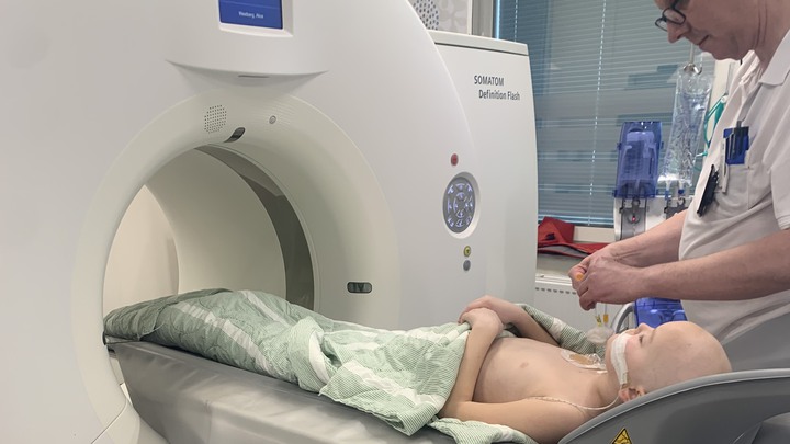 Alice ligger redo för att strålas.