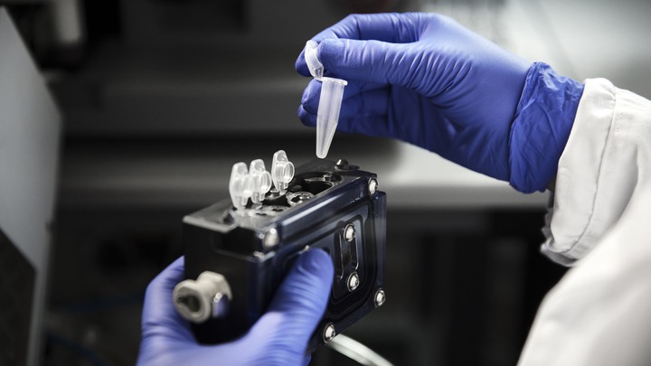 Barncancerforskaren Charlotte Böiers i Lund.”Charlotta forskar om leukemi som drabbar spädbarn. Hon vill förstå det absolut första steget i leukemiutvecklingen, det som sker redan i fosterstadiet..På bild : Charlotte placerar provrör i cellsorteraren.Fotograf: Johan Bävman