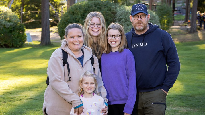 220917 CI/ Barncancerfondenfamiljehelg på IsabergFamijen Hjalmarssonpappa Daniel, mamma Ulrika, Hilma, Edith och Tyra