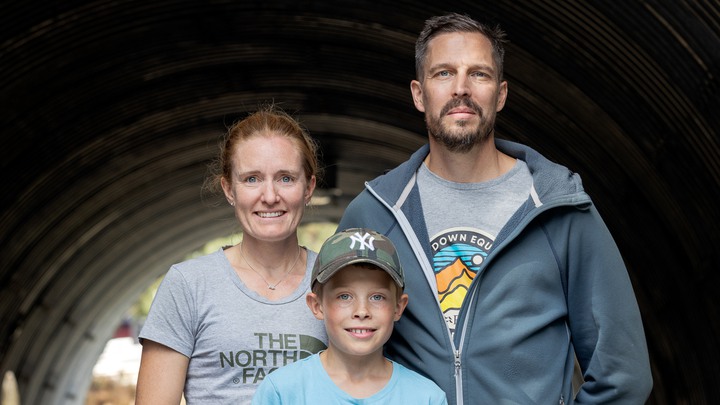 220917 CI/ Barncancerfondenfamiljehelg på IsabergFamiljen Ljusegrenpappa Magnus, mamma Anni, Alfred