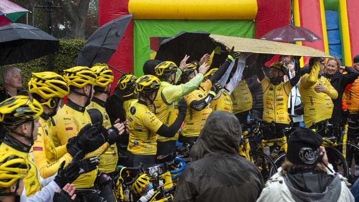 2019. Checköverlämning från team Rynkeby till Barncancerfonden, Rådhusparken i Jönköping.Foto Anna Hållams