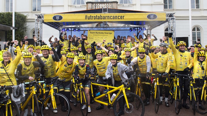 2019. Checköverlämning från team Rynkeby till Barncancerfonden, Rådhusparken i Jönköping.Foto Anna Hållams