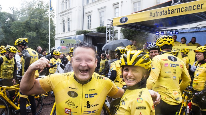 2019. Checköverlämning från team Rynkeby till Barncancerfonden, Rådhusparken i Jönköping.Foto Anna Hållams