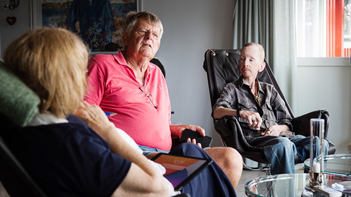 Peter Brolin, 37 år, Mamma Lena, pappa Robert sitter och pratar hemma i vardagsrummet på Djurö.