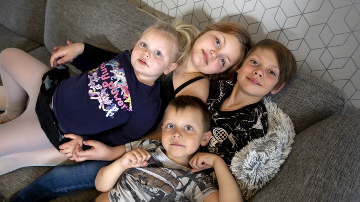 I familjen Klint finns pappa Mattias, mamma Josefine och barnen Elvis, 12 år, Nova 9 år, Texaz 7 år och Havanna 4 år. Texaz färdigbehandlades i januari 2022 och Nova intervjuades i april 2022.
