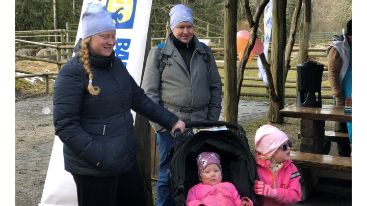 Familjen Andersson-Johansson på tårtkalaset