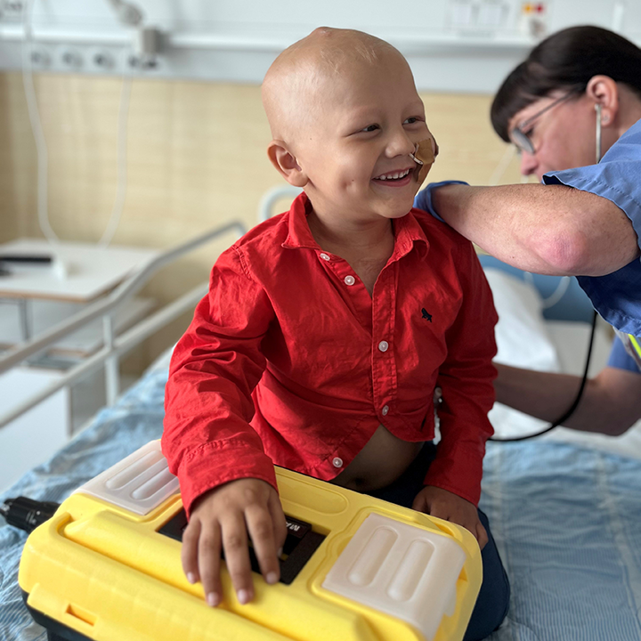 Tage sitter glad i sjukhussängen medan han blir undersökt