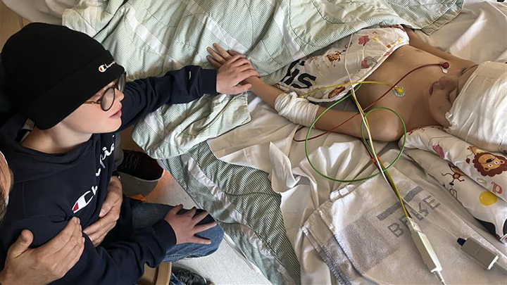 Max och Clara på avdelningen för neuroIntensivvård, Akademiska sjukhuset, två dagar efter första operationen