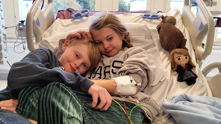 Max och Clara på BIVA, Intensivvårdsavdelningen för barn, på Akademiska sjukhuset, 8:e oktober, dagen för cancerbeskedet.