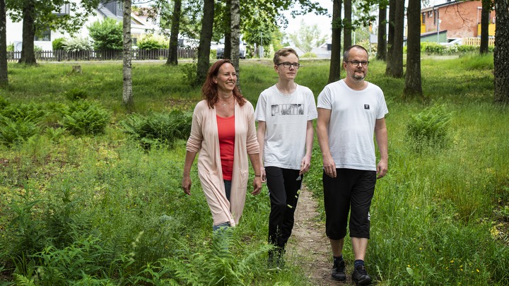 Pappa Patrik, Kevin 17 år och mamma Åsa, Barncancerfonden. Foto Anna Hållams