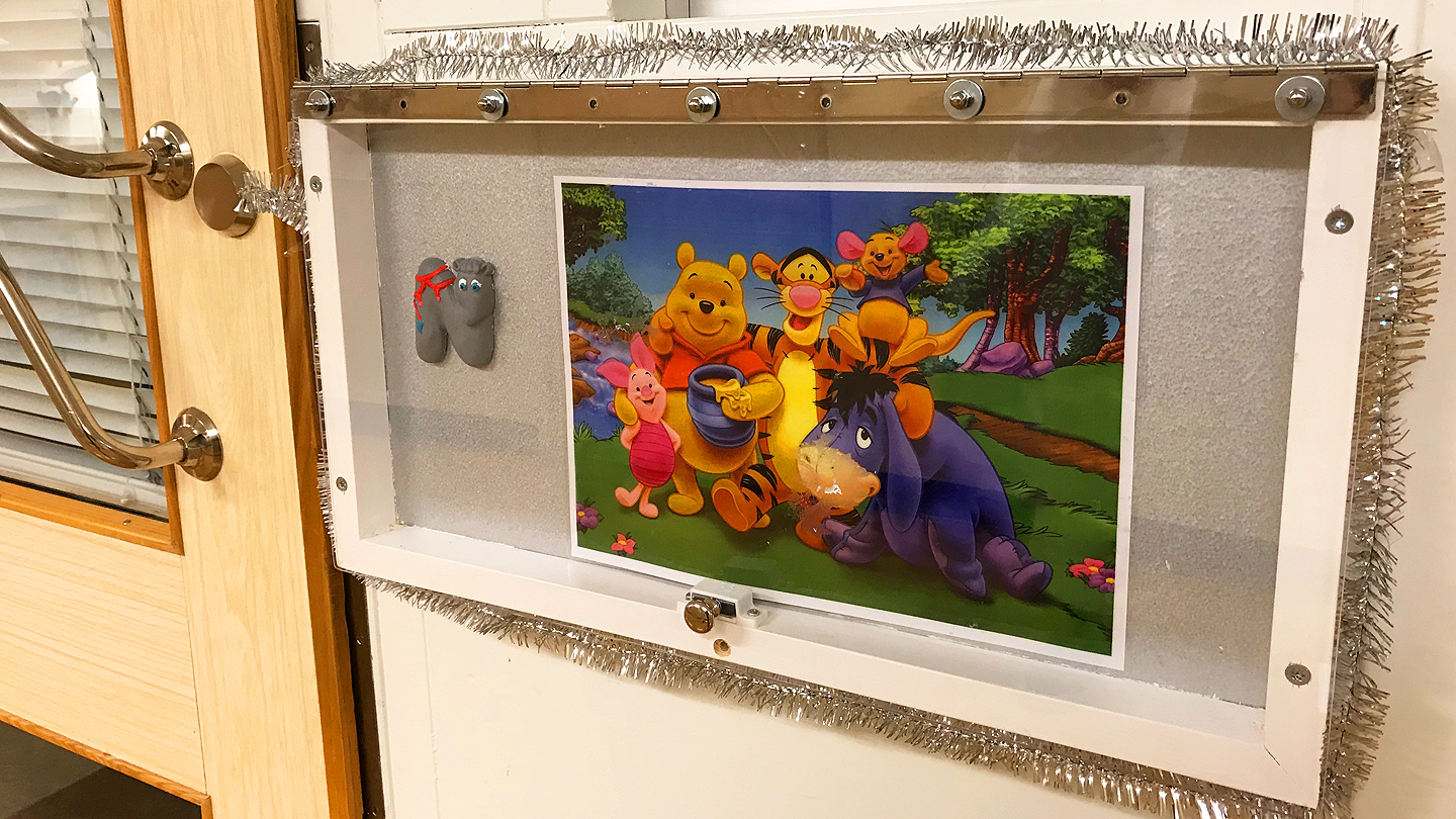 Fantasifulla och egenvalda bilder pryder dörrarna till rummen på 95 A. Fantasifulla och egenvalda bilder pryder dörrarna till rummen på 95 A.