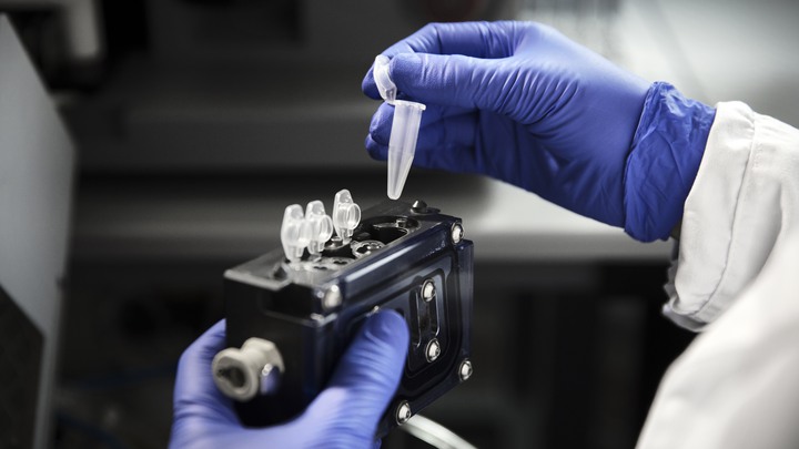 Barncancerforskaren Charlotte Böiers i Lund.”Charlotta forskar om leukemi som drabbar spädbarn. Hon vill förstå det absolut första steget i leukemiutvecklingen, det som sker redan i fosterstadiet..På bild : Charlotte placerar provrör i cellsorteraren.Fotograf: Johan Bävman