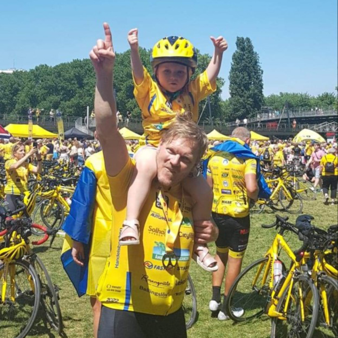 Freja med familj. Drabbades av rhabdomyosarkom vid 2,5 års ålder. Är idag 4 år gammal och färdigbhendlad. Går på kontorller.