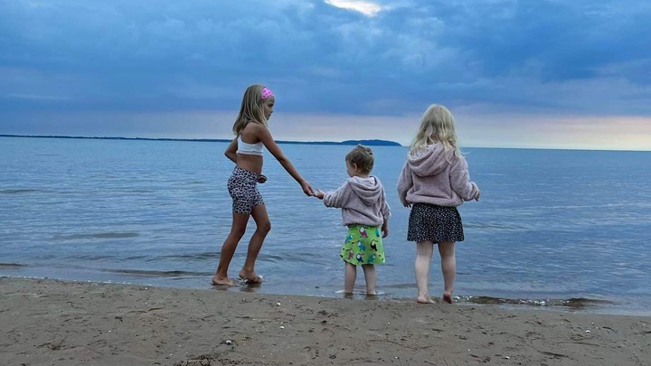 Freja med familj. Drabbades av rhabdomyosarkom vid 2,5 års ålder. Är idag 4 år gammal och färdigbhendlad. Går på kontorller.