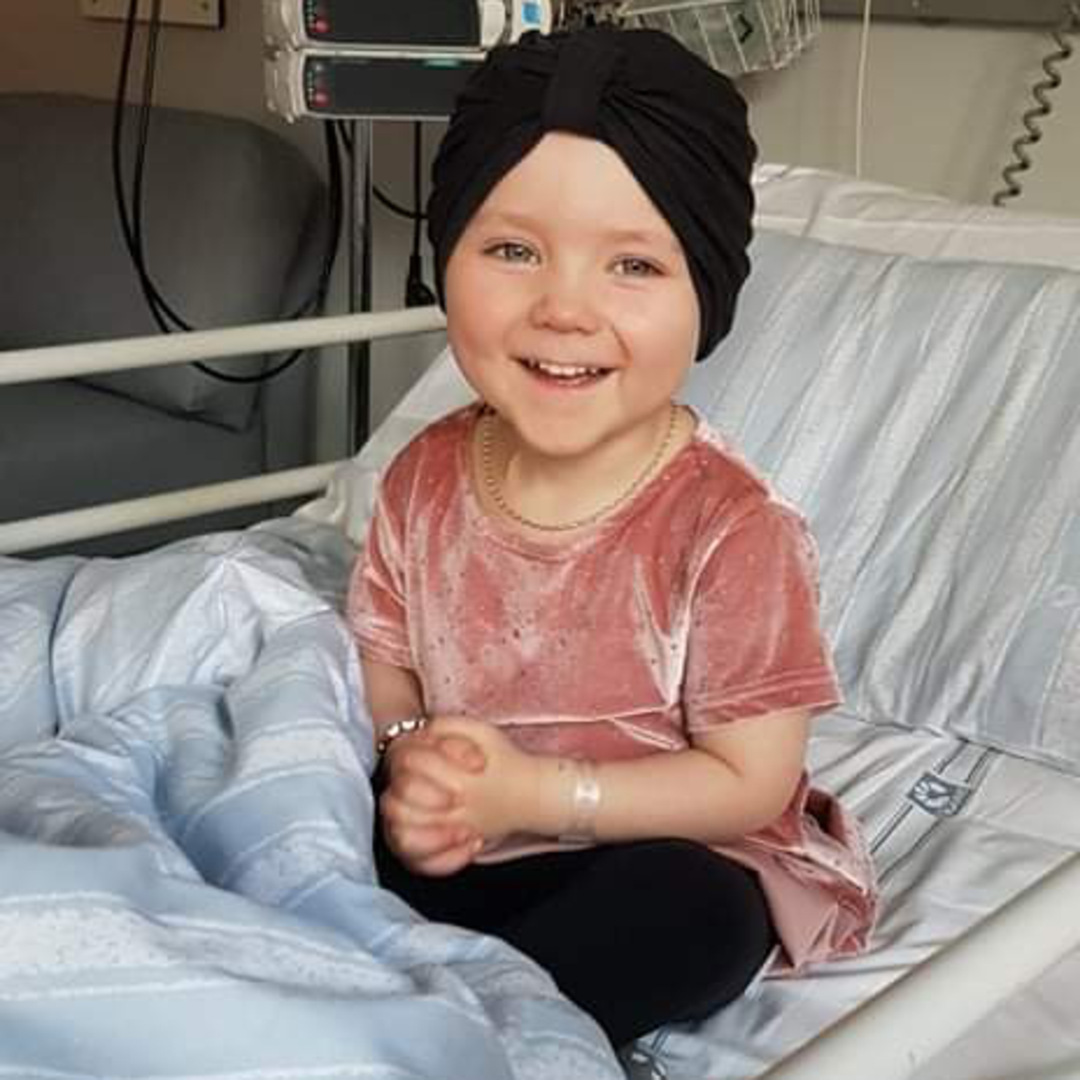 Freja med familj. Drabbades av rhabdomyosarkom vid 2,5 års ålder. Är idag 4 år gammal och färdigbhendlad. Går på kontorller.