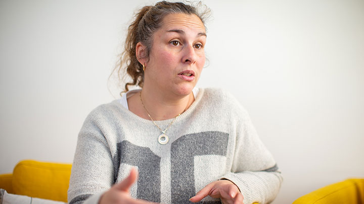 Arbetsterapeut Elena Danielsson som hjälper Oskar