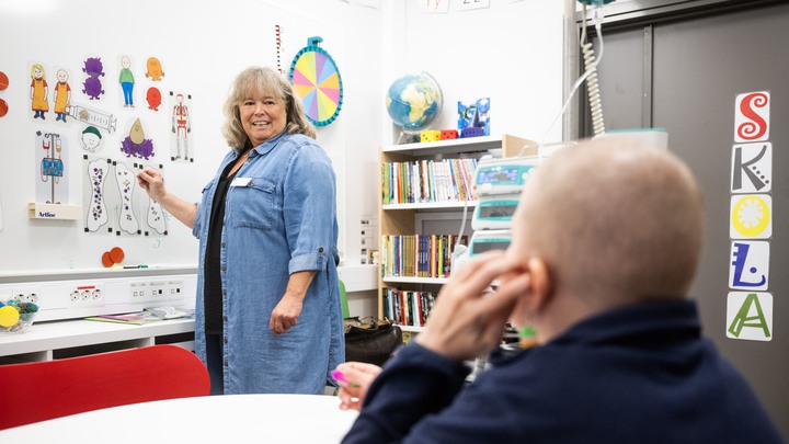Marie Sandgren som jobbar på barncanceravdelningen på Linköpings universitetssjukhus, Avdelning BOND (Barnavdelning för onkologi, neurologi och diabetes) i Linköping.Flickan på bild heter Lisen Nilsson.Sjukhuslärare som sitter vid bord med Marie heter Maja johansson och Anders SvenssonFoto Jonas Bilberg
