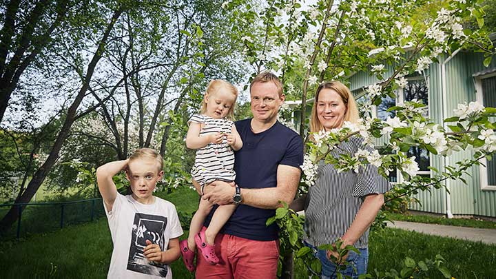Familjen Alphov framför äppelträd