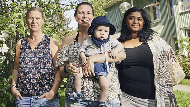 Pedagoger framför äppelträd