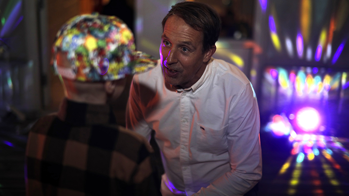 Rudolf och Theo pratar på discot