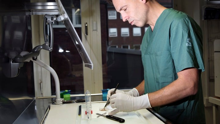 Bakgrund: Ett reportage till Barncancerfondens webb om ett forskningsprojekt som går ut på att göra en total kartläggning av cancersjuka barns arvsmassa.BCF finansierar projektet med 15 MKR.Reportaget på forskaren David Gisselsson Nord på BMC i Lund.På bild: Forskaren David Gisselsson. På denna plats hos kliniska patologen har man uppdelning av inkommande tumörer.Fotograf : Johan BävmanUppdrag : Carl Hjelm / OTW