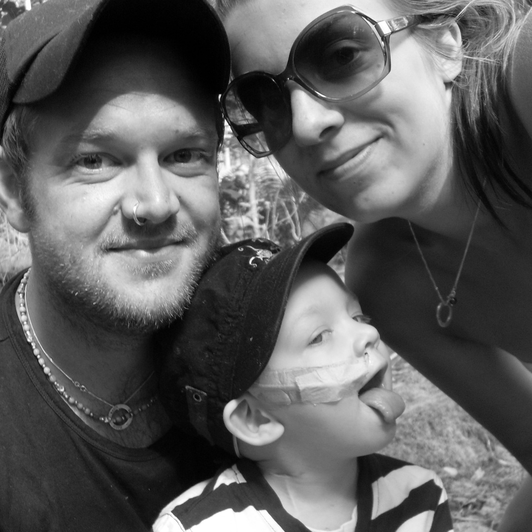 Noel mellan sina föräldrar, svartvitt foto.