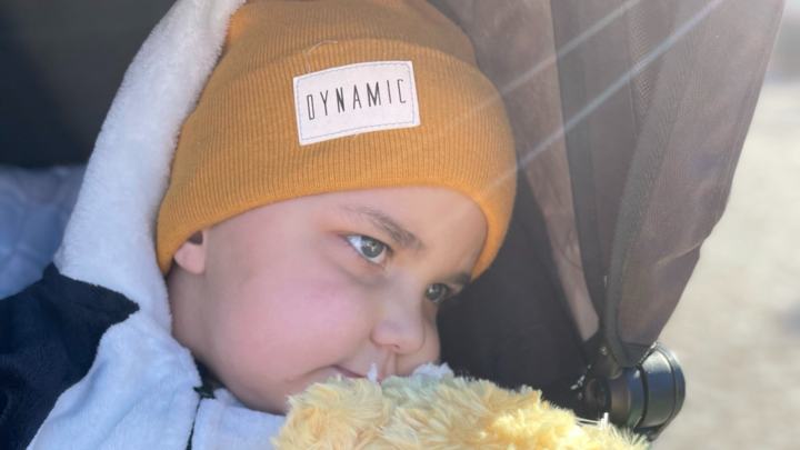 Caspian sitter i vagnen