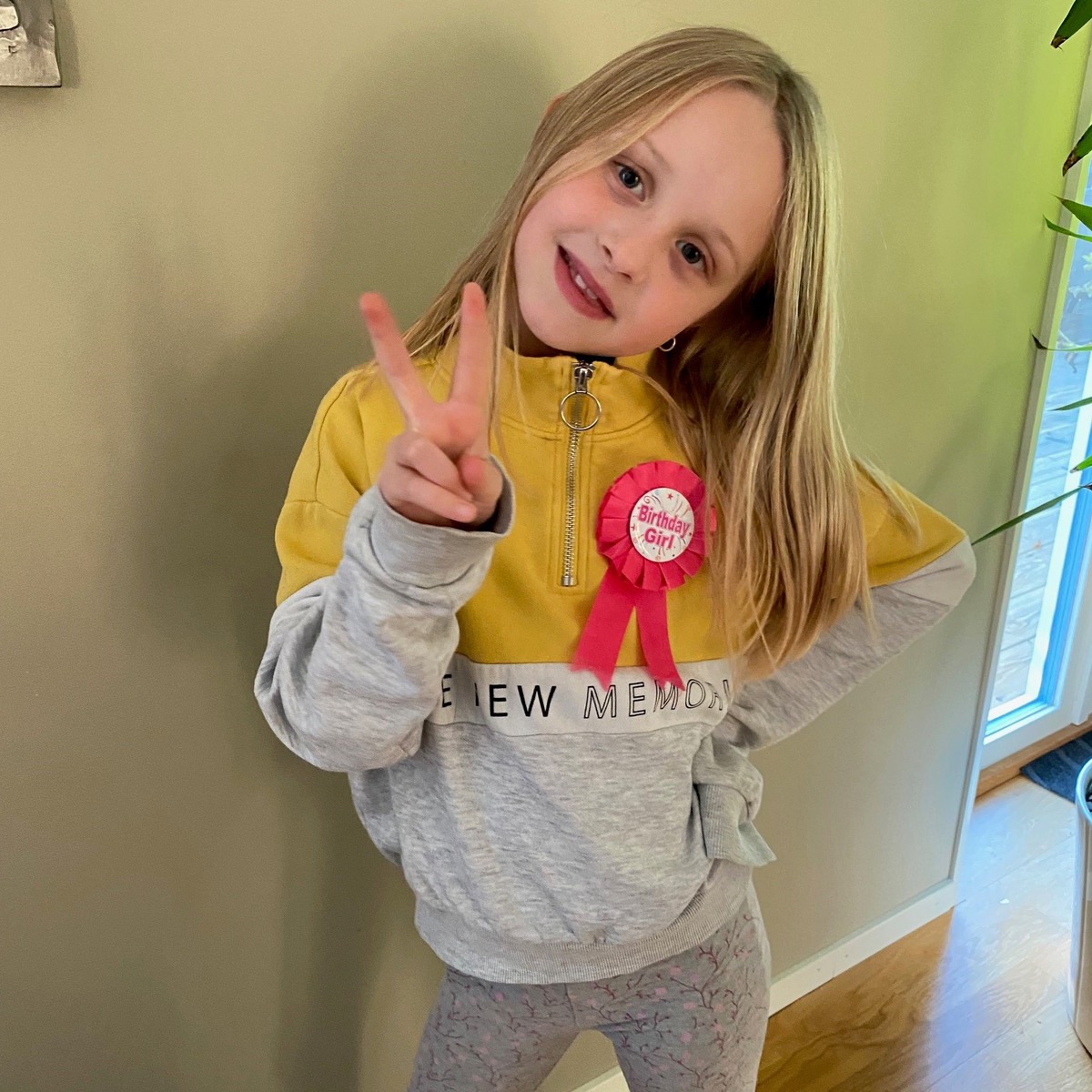 Freja gör segertecken med fingrarna