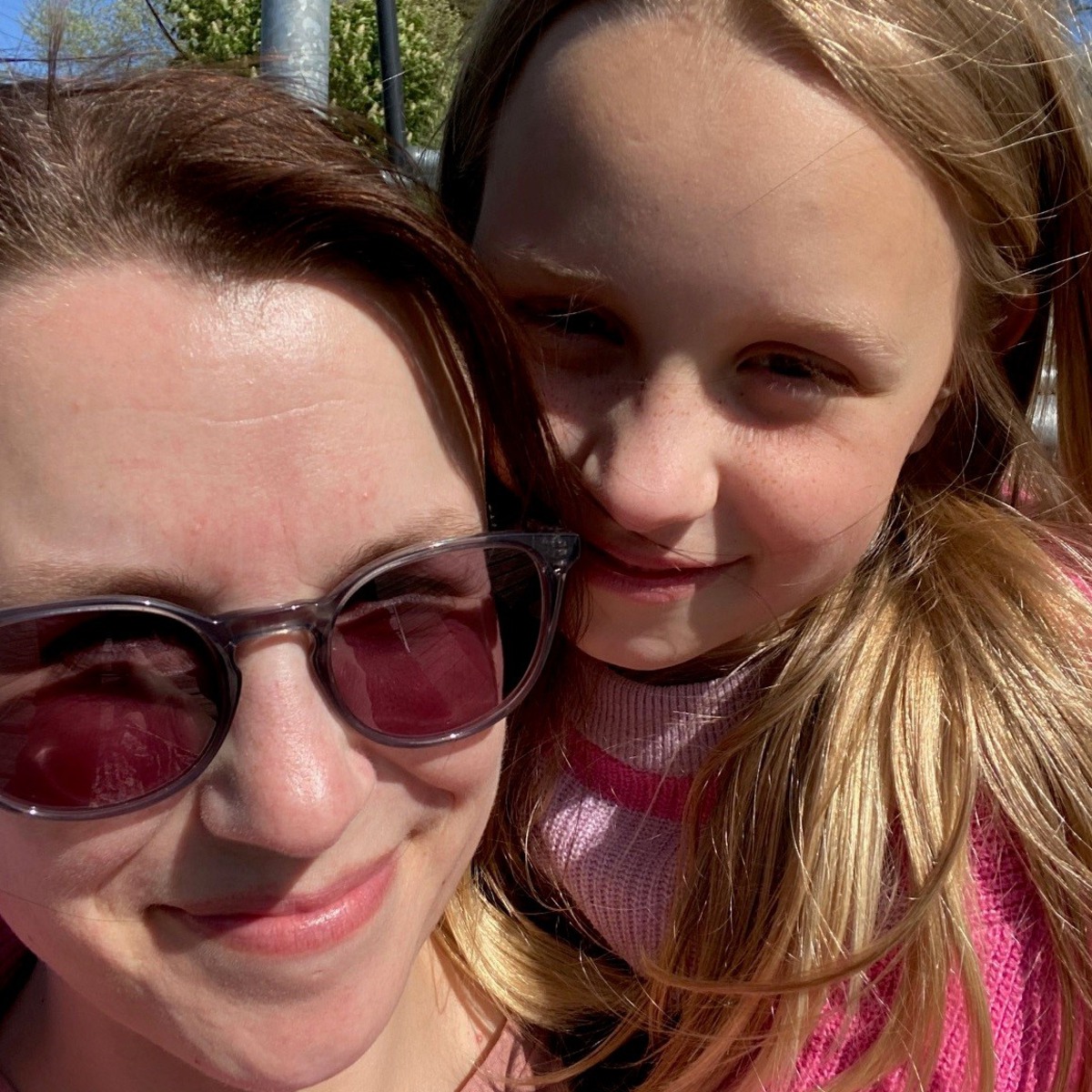 Sandra och Freja med huvudena tätt ihop