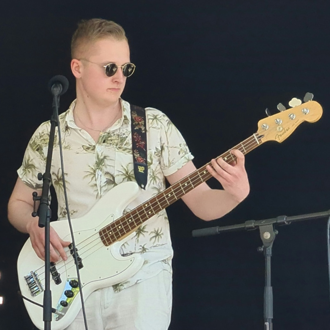 Valdemar står framför en mic och spelar elgitarr