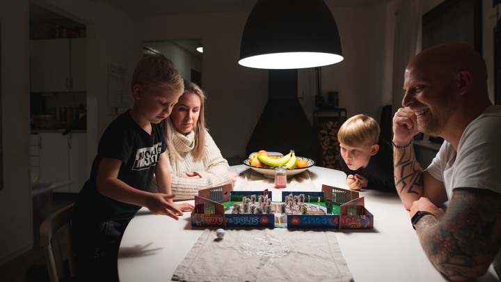 20201124 Alfred och familjen Janliden får fira jul hemma i år. Förra året firade de jul på sjukhuset då sonen Alfred fick cancer, den 24 november 2020Foto: Fredrik Karlsson/SolstaFoto