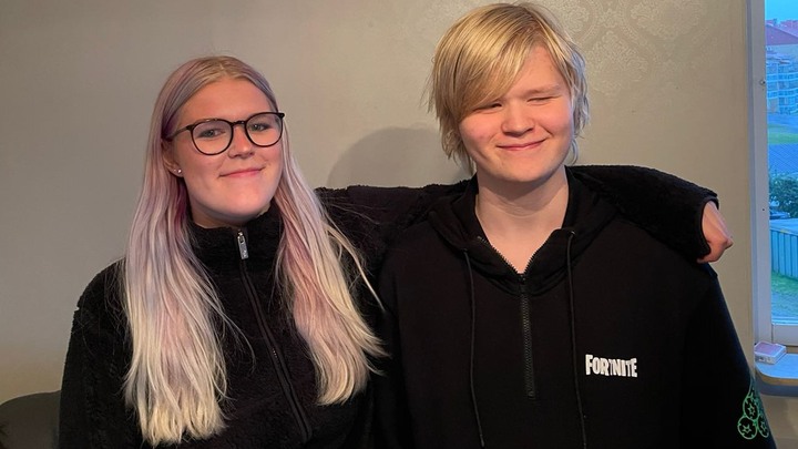 Evelyn och Elvin håller varandra om axlarna