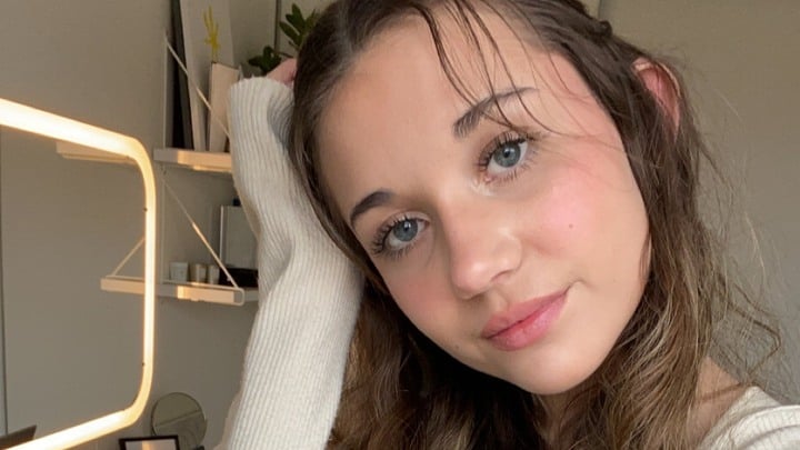 Närbild på ung tjej som tittar in i kameran.