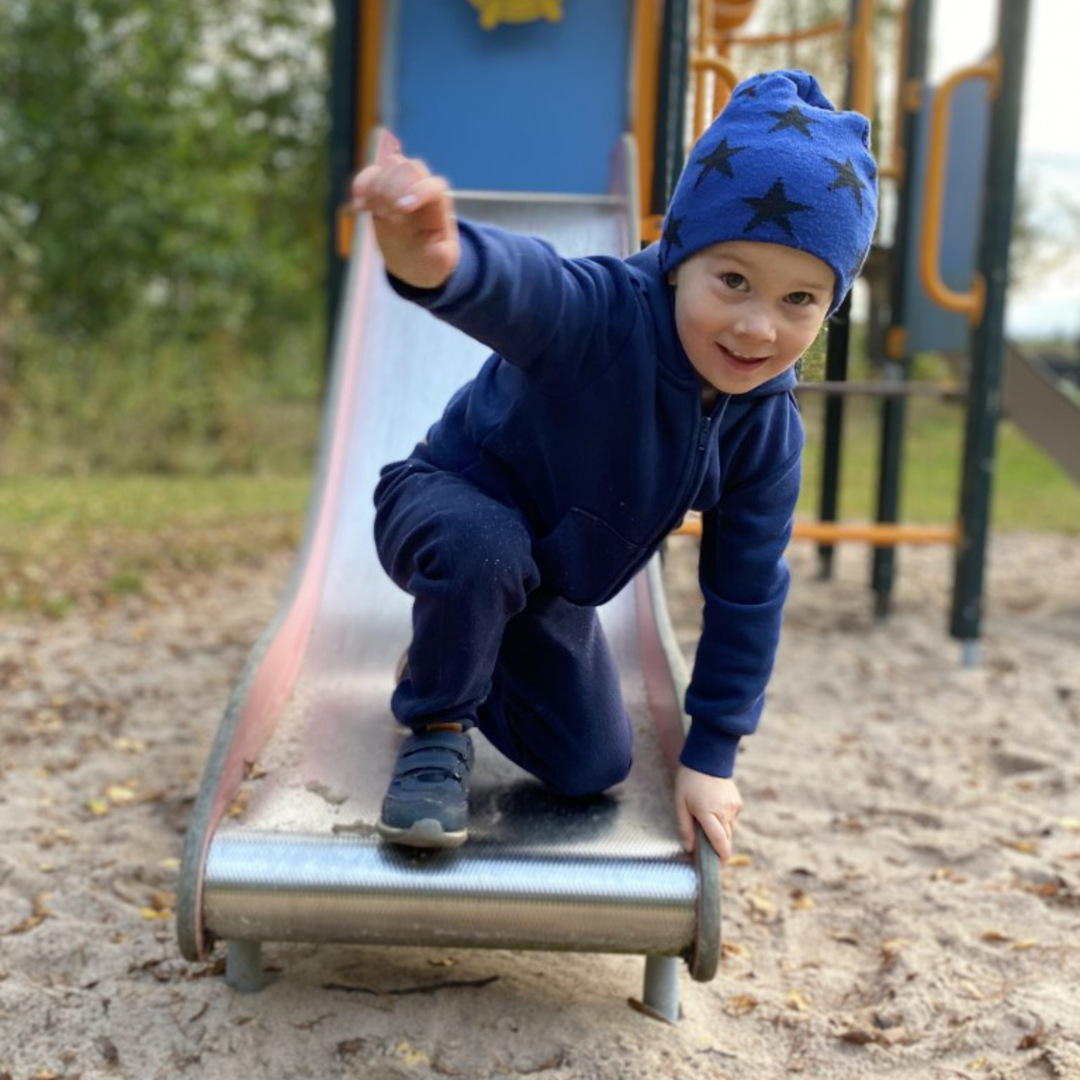 Karl posar i en rutschkana.