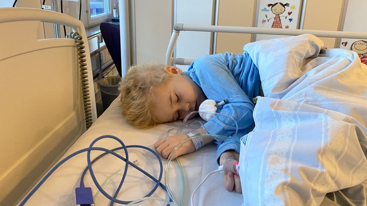 Karl ligger i en sjukhussäng med slangar fästa till kroppen.