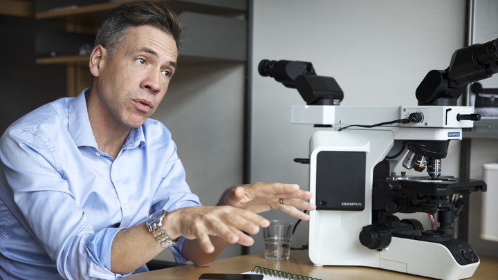 Bakgrund: Ett reportage till Barncancerfondens webb om ett forskningsprojekt som går ut på att göra en total kartläggning av cancersjuka barns arvsmassa.BCF finansierar projektet med 15 MKR.Reportaget på forskaren David Gisselsson Nord på BMC i Lund.På bild: Forskaren David Gisselsson förklarar hur projektet fungerar.Fotograf : Johan BävmanUppdrag : Carl Hjelm / OTW