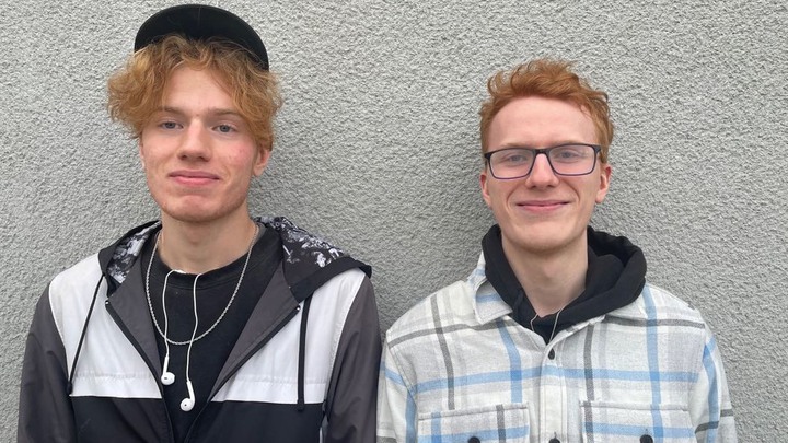 Elias och Adrian står bredvid varandra