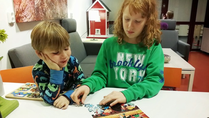 Vide och Adrian lägger pussel på sjukhuset