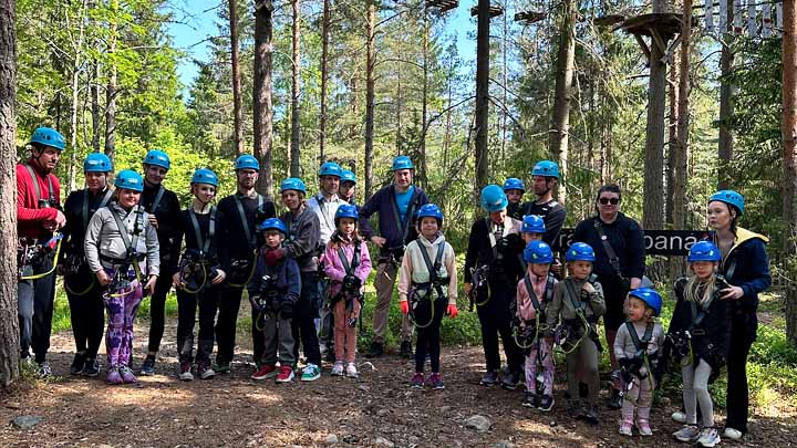 En grupp med m&auml;nniskor i skogen 