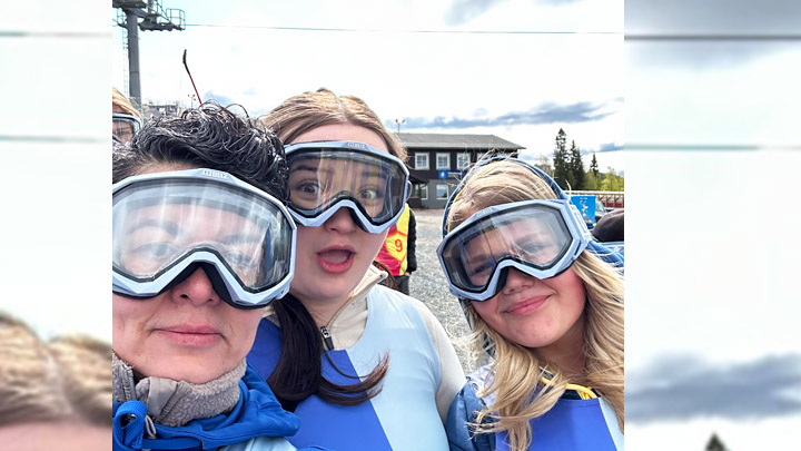 Selfies p&aring; tre tjejer med skidglas&ouml;gon i Idre
