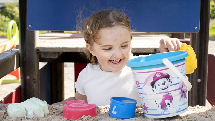 Alicia Bornebach, mamma Malin, pappa Samuel för Barncancerfonden