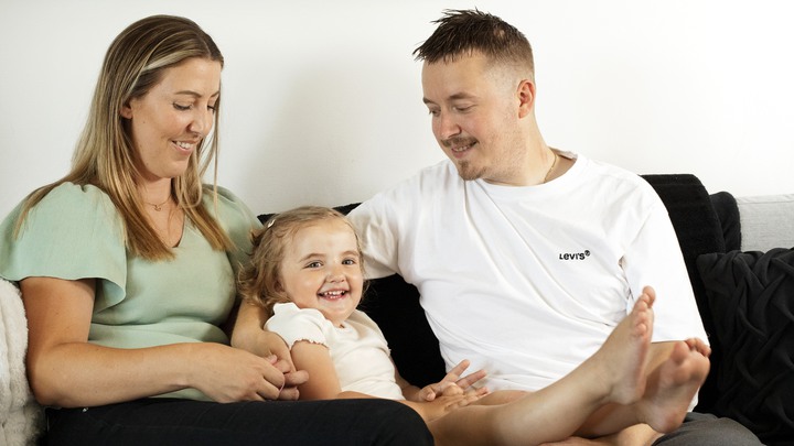 Alicia Bornebach, mamma Malin, pappa Samuel för Barncancerfonden