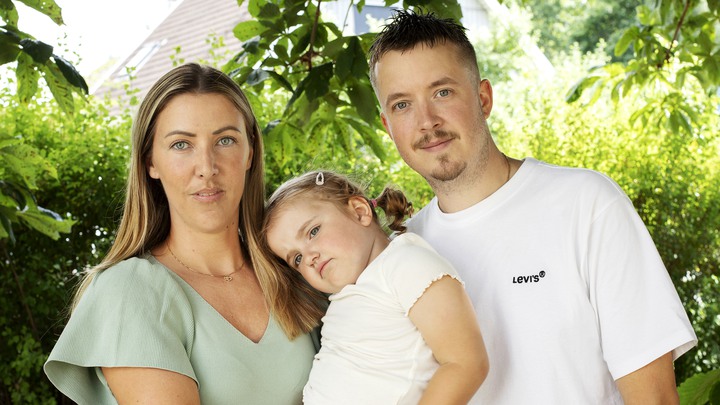 Alicia Bornebach, mamma Malin, pappa Samuel för Barncancerfonden