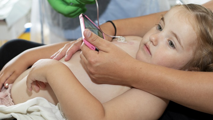 Alicia Bornebach, mamma Malin, pappa Samuel för Barncancerfonden