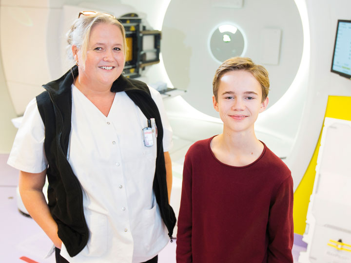 Joel tillsammans med kontakt- och onkologisjuksköterskan Gunilla Forsén.