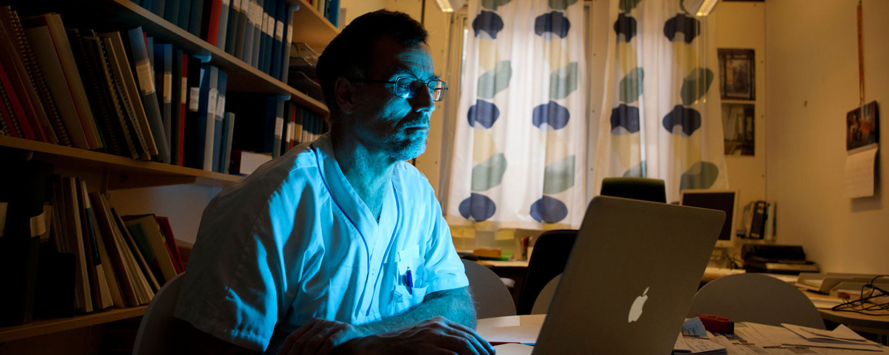 Jonas sitter vid sin laptop-dator.