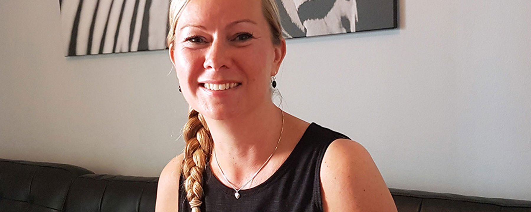 Annica ler i närbild.